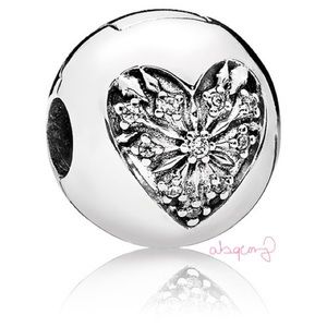 EUC Pandora 796388CZ Sterling Silver Heart of Winter Snowflake Clip w/ Clear CZs